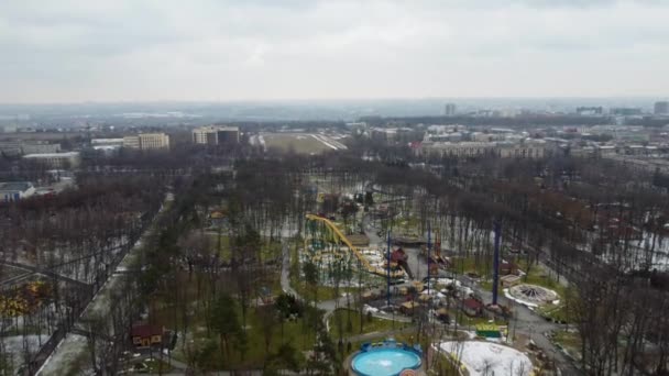 Luftaufnahme Der Hauptallee Achterbahn Und Freizeitattraktionen Vergnügungspark Gorki Central Park — Stockvideo