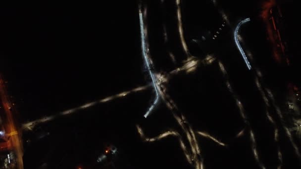 飞下夜色明亮的街道和金属的飞天桥 乌克兰哈尔科夫城市公园植物园空中景观线模式 — 图库视频影像
