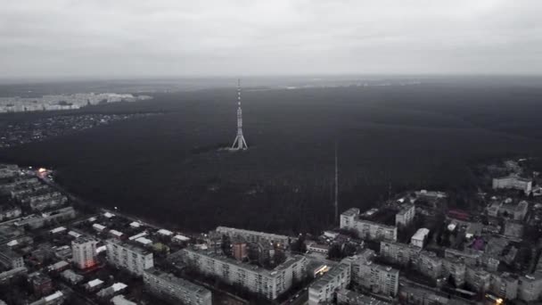 左から右の霧の景色ハリコフ市パヴラブポール裸の黒い森と電気通信タワーアンテナの近くの地区 灰色の無色の曇天の建物 — ストック動画