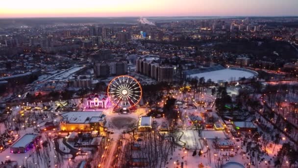 摩天轮上的空中景色 在冬季哈尔科夫市中心 有人在绕圈飞行 日落时游玩高尔基中央公园 城市灯光 街道城市景观天际线 — 图库视频影像