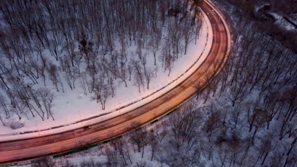 Survolez Boucle Virage Hivernale Enneigée Voitures Conduisant Illuminé Autoroute Soir — Video