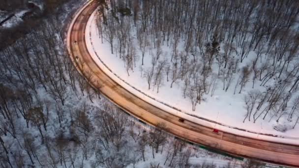 Survolez Courbe Hivernale Enneigée Route Voitures Conduisant Illuminé Autoroute Soir — Video