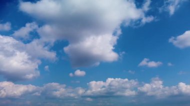 Güzel mavi gökyüzü, yüksek beyaz hızlı hareket eden bulutlar, bahar bulutları karamsar, parlak doğal zemin