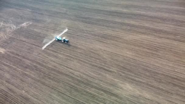 Légi Felvétel Kék Traktorról Amin Hosszú Boom Permetezik Megművelt Földterületet — Stock videók