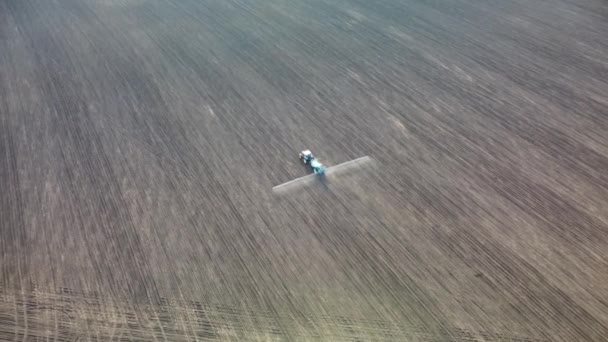 Envolez Vous Après Tracteur Bleu Avec Longues Rameaux Pulvérisant Des — Video