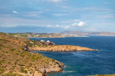 Kayalık kayalıklar, Atina yakınlarında Cape Sounion 'dan deniz manzarası. Manzaralı renkli manzara ve mavi Akdeniz fırtınalı deniz.