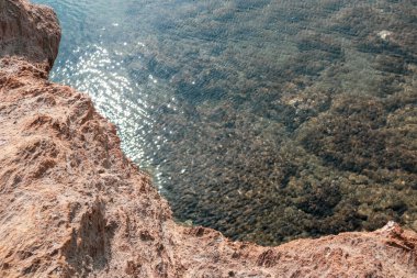 Akdeniz 'e yakın vahşi kayalık kıyılarda güneş ışığı ve berrak su. Atina yakınlarında Yunanistan 'ı gezmek. Yaz doğası arka planı