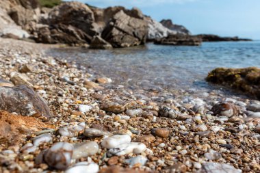 Akdeniz kıyısında kayalık uçurumları ve mavi berrak suları olan mermer taşlar. Atina yakınlarında Yunanistan 'ı gezmek. Yaz doğası manzaralı göl