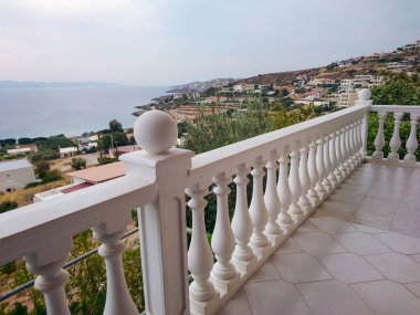 Geleneksel Yunan mimari terası balkonunda beyaz balinalar. Ege sahili manzarası. Atina, Yunanistan yakınlarındaki kır evinden yaz manzarası