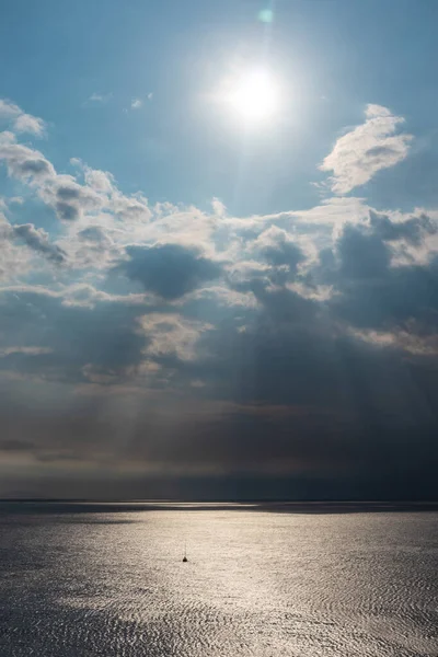 Raios Solares Brilhando Embora Nuvens Sobre Mar Grécia Paisagem Nebulosa — Fotografia de Stock