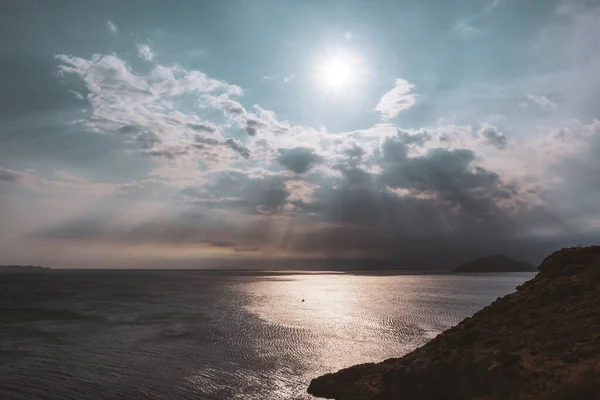 Сонце Промені Сяють Хоча Хмари Над Морем Греції Мис Соніон — стокове фото