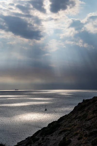 Сонце Промені Сяють Хоча Хмари Над Морем Греції Круча Драматичним — стокове фото