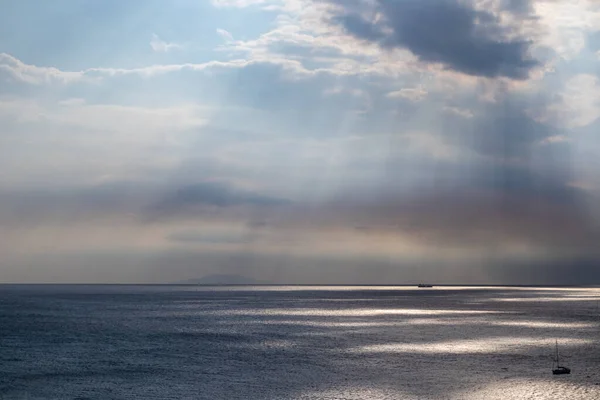 Сонце Промені Сяють Хоча Хмари Над Морем Греції Драматичний Хмарний — стокове фото