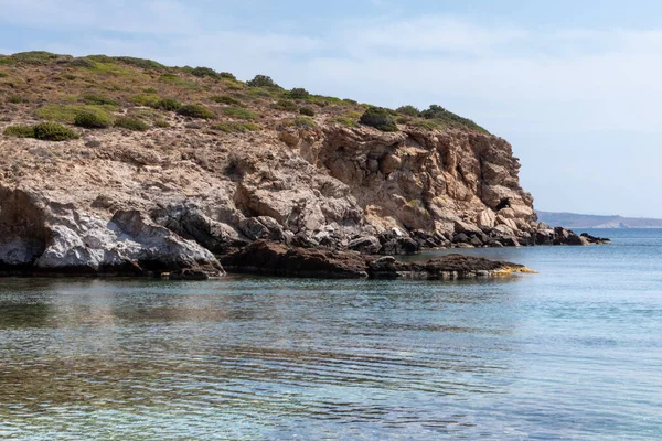 Kayalık kayalık kıyıları ve mavi berrak suları olan vahşi Akdeniz. Atina yakınlarında Yunanistan 'ı gezmek. Yaz doğası manzaralı göl