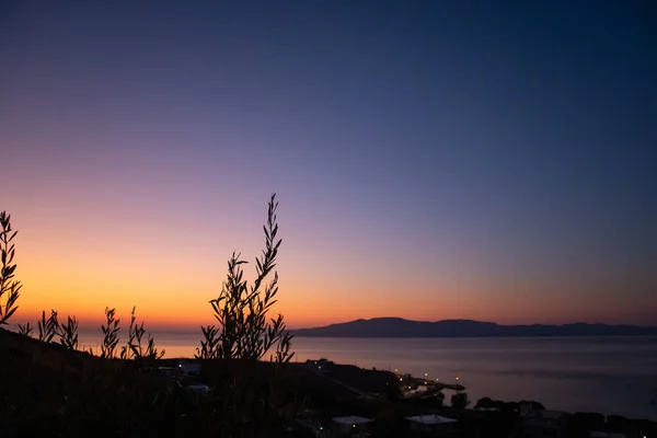 Lebendige Bunte Sommersonnenuntergangshimmel Der Küste Griechischem Dorf Mit Olivenbäumen Ägäis — Stockfoto
