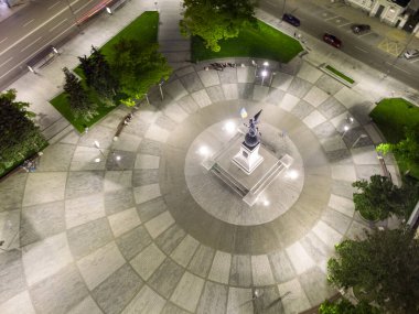 Şehir merkezi yuvarlak kare (Meydan Konstytutsii), Ukrayna 'nın Kharkiv kentindeki simgeler. Gece ışıkları şehrin havadan görüntüsünü aydınlatıyor..
