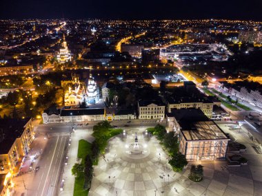Gece ışıkları hava manzarasını aydınlatıyordu. Şehir merkezi meydanı (Maidan Konstytutsii) Kutsal Annunciation Cathedral, tarihi müze, Svyato-Pokrovskyy Monastyr Manastırı Ukrayna 'nın Kharkiv kentinde bulunmaktadır.
