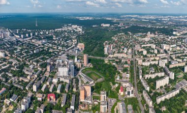 Yeşil Kharkiv şehir merkezi, Pavlovo direği ve park havadan görünüyor. Botanik bahçesi Sarzhyn Yar, stadyum ve çok katlı modern, güneşli bir günde yüksek binalar.