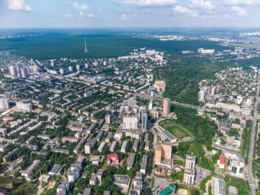 Yeşil Kharkiv şehir merkezi, Pavlovo direği ve park havadan görünüyor. Botanik bahçesi Sarzhyn Yar ve çok katlı modern yüksek konut binaları güneşli bir günde