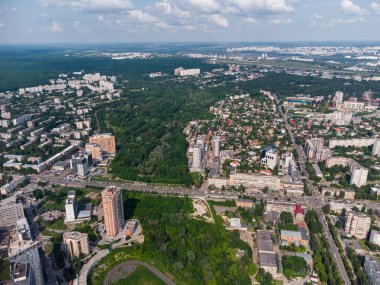Yeşil yaz Kharkiv şehir merkezi, Nauky Bulvarı ve park. Botanik bahçesi Sarzhyn Yar ve çok katlı modern yüksek konut binaları güneşli bir günde