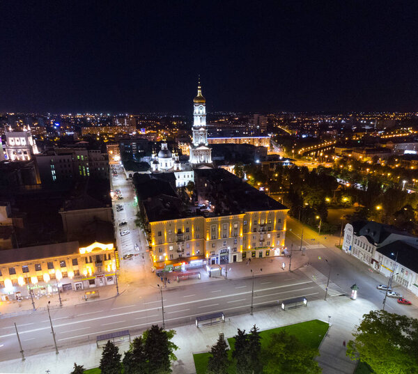 Вид с воздуха Харьков, центр города, Украина. Вид сбоку с Майдана Констанция. Успенский собор, освещенный вечерними огнями.