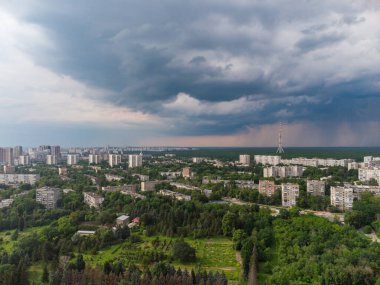 Yeşil Kharkiv şehir merkezi Botanik Bahçesi ve Pavlove Pole 'un hava manzarası. Telekomünikasyon kulesi antenli çok katlı binalar manzaralı yağmurlu, kara bulutlu gökyüzü