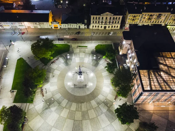 Gece Işıkları Şehrin Havadan Görüntüsünü Aydınlatıyordu Kent Merkezi Yuvarlak Kare — Stok fotoğraf