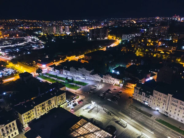 乌克兰哈尔科夫Konstytutsii广场的Bursatskyi下降和Klochkivska街的市中心空中景观 夜灯照亮城市景观 — 图库照片
