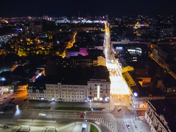 苏姆斯卡街Konstytutsii广场的市中心空中景观 乌克兰哈尔科夫的地标 夜灯照亮城市景观 — 图库照片