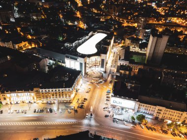 Kharkiv, Ukrayna - 21 Mayıs 2021: Nikolsky Alışveriş Merkezi açılış etkinliği. Gece ışıkları şehrin hava manzarasını aydınlatıyordu. Ukrayna 'nın Kharkiv kentindeki Konstytutsii Meydanı yakınlarındaki şehir merkezi