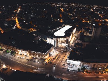 Kharkiv, Ukrayna - 21 Mayıs 2021: Nikolsky Alışveriş Merkezi açılış etkinliği. Gece ışıkları şehrin geniş panorama manzarasını aydınlattı. Ukrayna 'nın Kharkiv kentindeki Konstytutsii Meydanı yakınlarındaki şehir merkezi