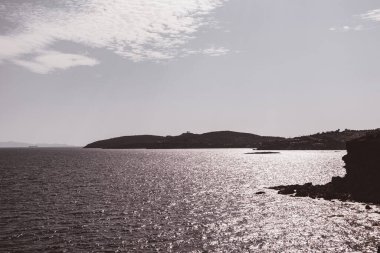 Rocky, vahşi kayalıklar, Atina, Yunanistan yakınlarındaki renksiz deniz kıyısı manzarası. Akdeniz 'de yaz manzarası