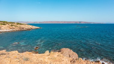 Kayalık yamaçlar, Yunanistan, Atina yakınlarındaki açık deniz manzarası. Mavi, berrak Akdeniz manzaralı canlı yaz manzarası