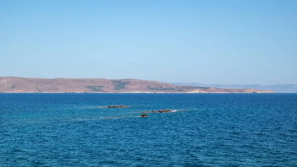 野生的地中海海景 岩石在蓝色清澈的水中 去雅典附近的希腊旅游 蓝天夏日自然风光海景 — 图库照片