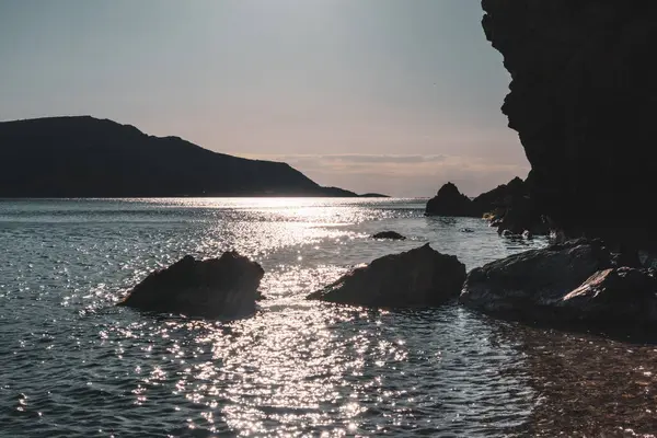Сонце Сяє Дикому Скелястому Березі Середземноморському Морі Темними Кам Яними — стокове фото