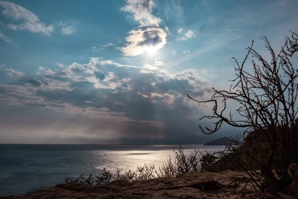 Сонце Промені Сяють Хоча Хмари Над Морським Узбережжям Силуетами Греції — стокове фото
