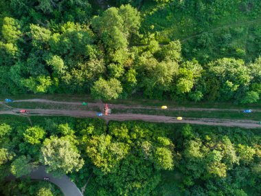 Yeşil Kharkiv şehrinin popüler Central Park 'ı Sarzhyn Yar' da yeşil yaz manzaralı kablo kamera görüntüsü. Şehir merkezinde dinlenme alanı