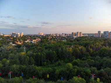 Yeşil Kharkiv şehrinin popüler Central Park 'ı Sarzhyn Yar' da yeşil yaz manzaralı kablo çekimleri. Şehir merkezinde dinlenme alanı