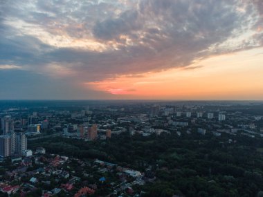 Hava destansı akşam bulutları, yaz kenti eğlence parkı Sarzhyn Yar 'ın panoramik manzarası. Shatilovka bölgesindeki Botanik Bahçesi, Pavlovo Pole, Harkiv Ukrayna