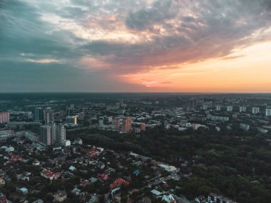 Hava destansı akşam bulutları, yaz kenti eğlence parkı Sarzhyn Yar 'ın panoramik manzarası. Shatilovka bölgesindeki Botanik Bahçesi, Pavlovo Pole, Harkiv Ukrayna