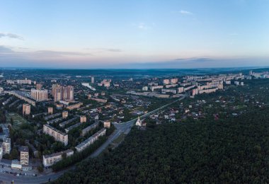 Kharkiv hava sabah manzaralı Pavlove Pole bölgesi Derevianka Caddesi çok katlı binalar yaz şafağında mavi gökyüzü manzaralı