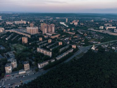 Kharkiv 'in sabah görüşü Pavlove Pole bölgesi Derevianka Caddesi çok katlı bina yaz şafağında ormanın yakınındaki yeni yerleşim alanı.