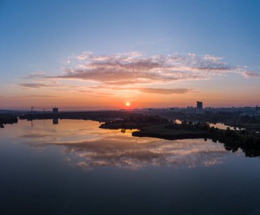 Manzaralı mavi hava gündoğumu geniş nehir üzerindeki su yüzeyine yansıyan bulutlar. Sabahın erken saatlerinde, Kharkiv Zhuravlivsky Hidropark 'ta gökyüzünden. Drone fotoğrafçılığı