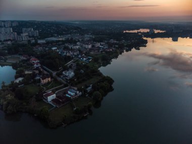Ayna yüzeyi ile geniş sakin bir nehirde manzaralı gündoğumu zamanı. Sabahın erken saatlerinde, Kharkiv Zhuravlivsky Hidropark 'ta gökyüzünden. Drone fotoğrafçılığı