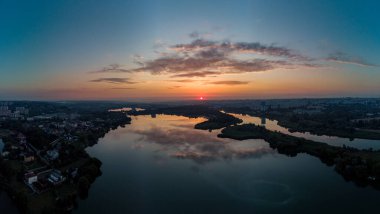 Geniş nehir üzerinde yansıyan su yüzeyine yansıyan bulutların olduğu manzaralı hava gündoğumu. Sabahın erken saatlerinde, Kharkiv Zhuravlivsky Hidropark 'ta gökyüzünden. Drone fotoğrafçılığı
