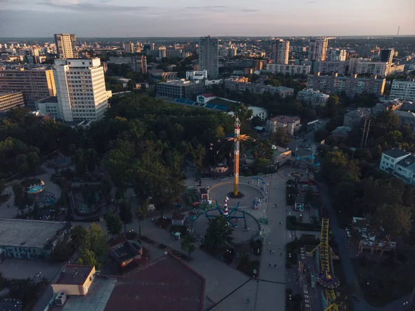 在夕阳西下吸引娱乐场所 Maxim Gorky哈尔科夫市中心公园的空中夜景 — 图库照片