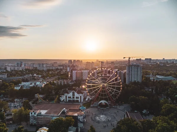 摩天轮旋转的空中日落景观在哈尔科夫市中心 游乐园的Maxim Gorky 住宅区对娱乐和城市观察的高度吸引力 — 图库照片