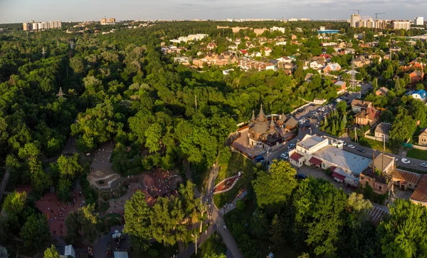 夏季绿色哈尔科夫市中心的游乐场和教堂的空中夜景很受欢迎 萨尔兹欣雅尔公园也很受欢迎 日落时分住宅区植物园 — 图库照片