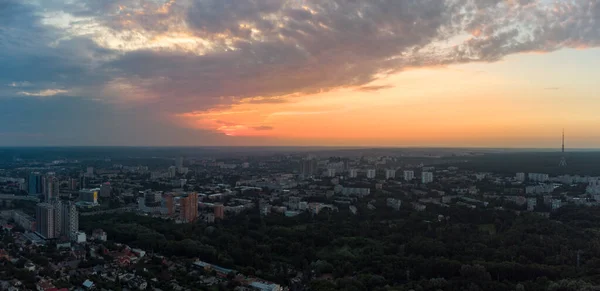 Lucht Epische Zonsondergang Avond Wolkenlandschap Panorama Uitzicht Zomer Stad Recreatiepark — Stockfoto