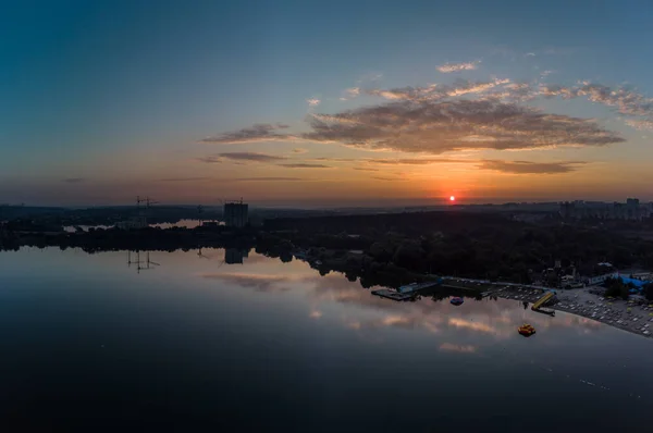 Сценическая Панорама Восхода Солнца Облаками Отражающимися Зеркальной Поверхности Воды Широкой — стоковое фото